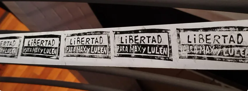 Foto de xilografía en donde dice,en varios recuadros repetidos, Libertad para Max y Lulen