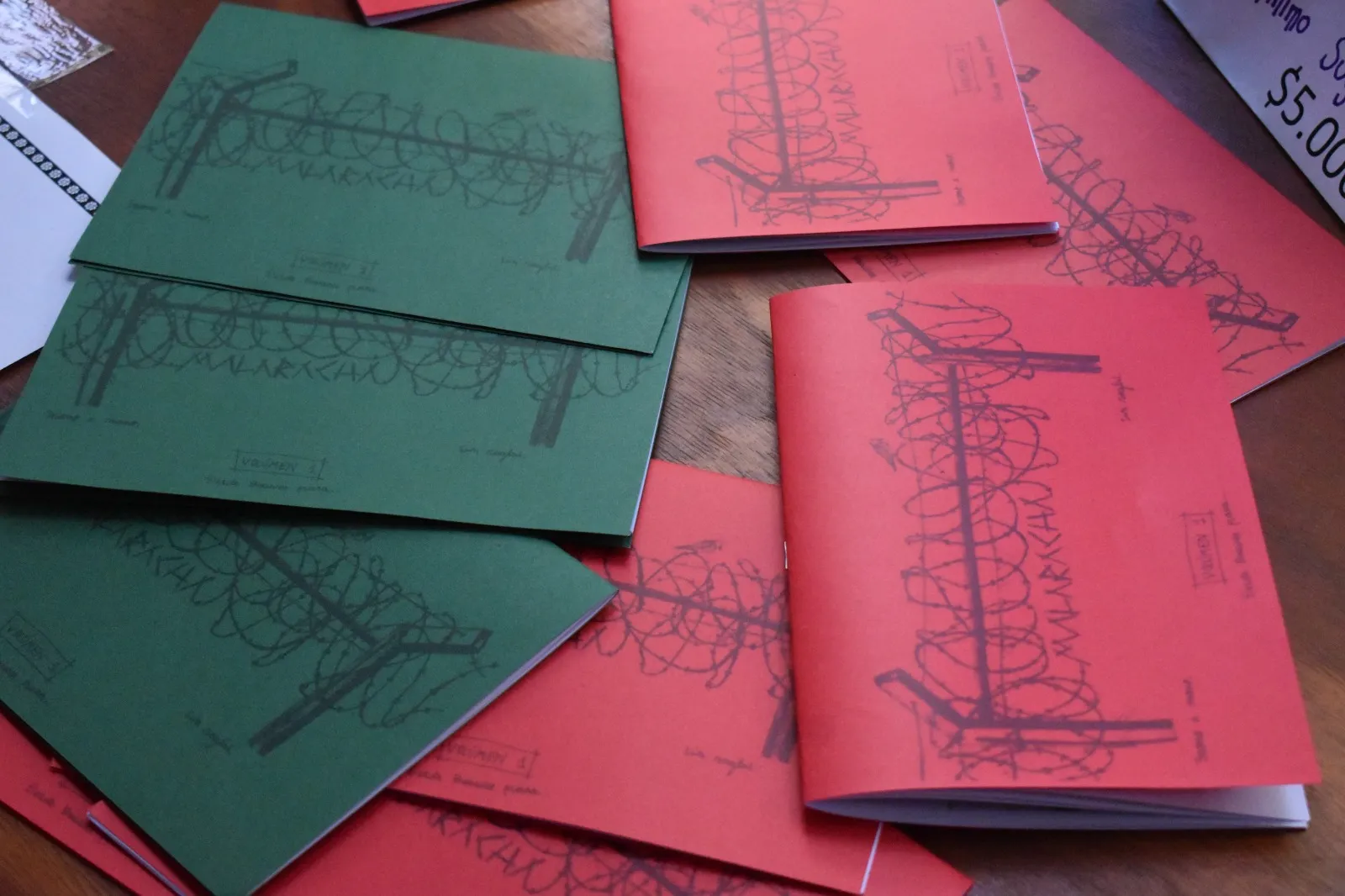 Foto de fanzines con tapas rojas y verdes