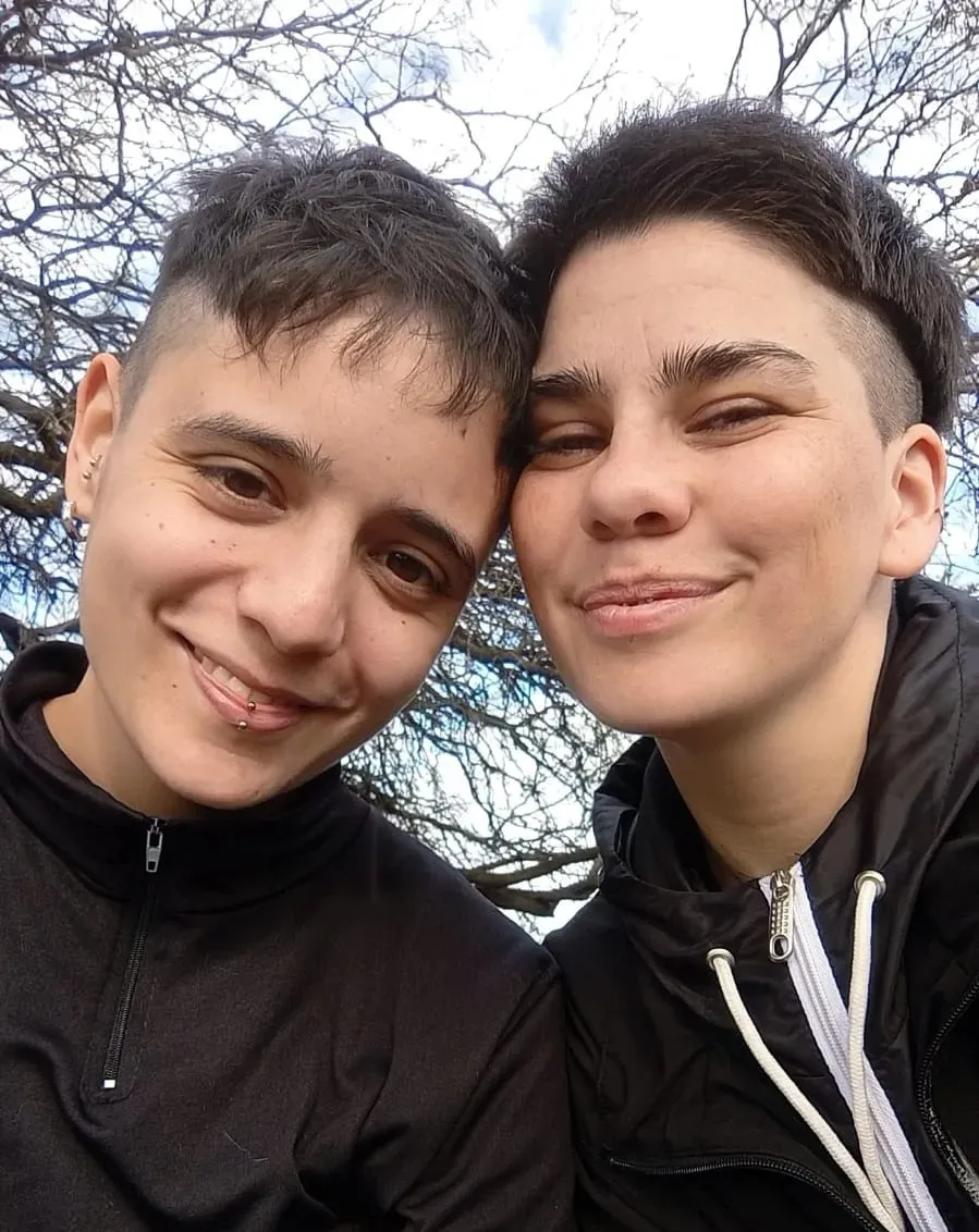 Foto de Max y Lulen, al aire libre sonriendo a la cámara